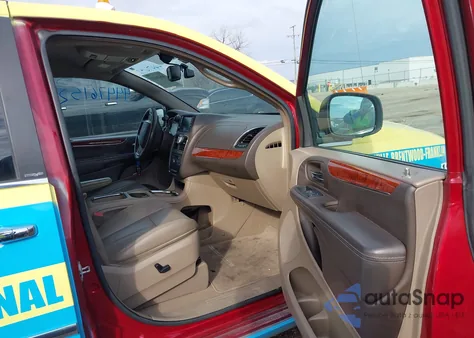 2014 Chrysler Town & Country Touring-L z USA, uszkodzony, nr VIN 2C4RC1CG5ER238422